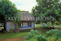 FIJI, Viti Levu Island, traditional Bure (Fijian house) with thatched roof, FIJ836JPL
