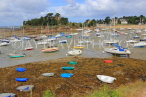 FRANCE, Brittany, SAINT-BRIAC, coast and boats at low tide, FRA2734JPL