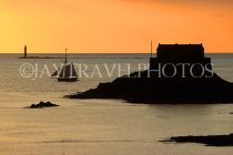 FRANCE, Brittany, SAINT-MALO, Old Town, Fort Du Petit-Be, seascape and sunset, FRA2616JPL
