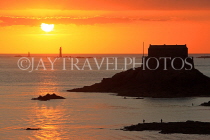FRANCE, Brittany, SAINT-MALO, Old Town, Fort Du Petit-Be, seascape and sunset, FRA2618JPL
