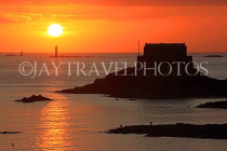 FRANCE, Brittany, SAINT-MALO, Old Town, Fort Du Petit-Be, seascape and sunset, FRA2622JPL
