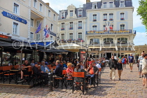 FRANCE, Brittany, SAINT-MALO, Old Town, outdoor cafe restaurant scene, FRA2676JPL
