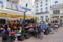 FRANCE, Brittany, SAINT-MALO, Old Town, outdoor cafe restaurant scene, FRA2677JPL