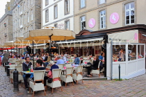 FRANCE, Brittany, SAINT-MALO, Old Town, outdoor cafe restaurant scene, FRA2678JPL
