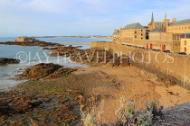 FRANCE, Brittany, SAINT-MALO, Old Town, seascape and ramparts, FRA2647JPL