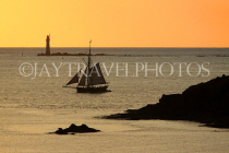 FRANCE, Brittany, SAINT-MALO, Old Town, seascape and tour boat, sunset, FRA2640JPL
