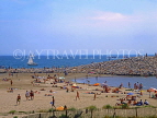 FRANCE, Languedoc-Roussillon, LA GRANDE MOTTE, beach and holidaymakers, FRA423JPL