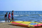 FRANCE, Languedoc-Roussillon, LA GRANDE MOTTE, holidaymakers walking along beach, FRA532JPL