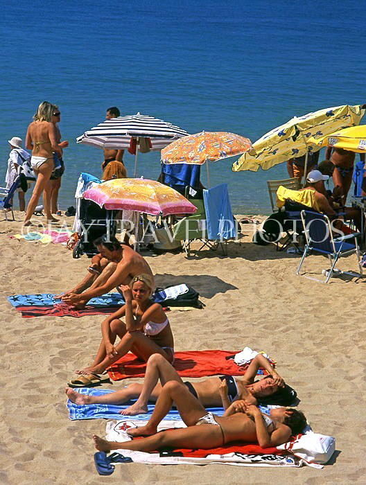 FRANCE, Provence, Cote d'Azure, CANNES, Beach and sunbathers, FRA227JPL