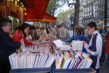 France, PARIS, Latin Quarter, people browsing through second hand bookshops, FRA1632JPL