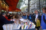 France, PARIS, Latin Quarter, people browsing through second hand bookshops, FRA1660JPL
