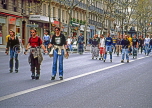 France, PARIS, crowds of people enjoying Rollerblading along street, FRA2307JPL