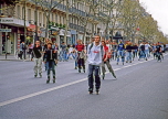 France, PARIS, crowds of people enjoying Rollerblading along street, FRA2309JPL