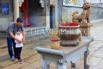 HONG KONG, Cheung Chau island, Pak Tai Temple, father and child with incense, HK1509JPL