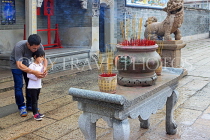 HONG KONG, Cheung Chau island, Pak Tai Temple, father and child with incense, HK1510JPL