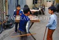 HONG KONG, Cheung Chau island, children playing games, HK2519JPL