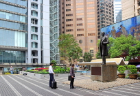 HONG KONG, Hong Kong Island, Central, Statue Square Gdns, Thomas Jackson statue, KK2038JPL
