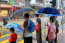 HONG KONG, Hong Kong Island, Des Voeux Road, people sheltering from heavy rain, HK2364JPL