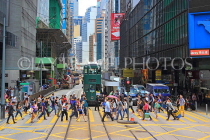 HONG KONG, Hong Kong Island, Des Voeux Road, street scene, crowds crossing road, HK1813JPL