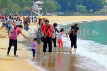 HONG KONG, Hong Kong Island, Repulse Bay, beach, people enjoying paddling, HK2193JPL