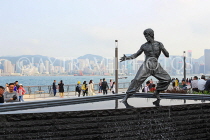 HONG KONG, Kowloon, Tsim Sha Tsui Promenade, Avenue of Stars, Bruce Lee statue, HK2448JPL