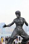 HONG KONG, Kowloon, Tsim Sha Tsui Promenade, Avenue of Stars, Bruce Lee statue, HK2449JPL