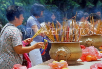 HONG KONG, Kowloon, Wong Tai Sin Temple, worshipper with incense sticks, HK491JPL