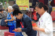 HONG KONG, Kowloon, Wong Tai Sin Temple, worshippers shaking Fortune Sticks, HK1154JPL