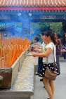 HONG KONG, Kowloon, Wong Tai Sin Temple, worshippers with incense sticks, HK1171JPL