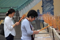 HONG KONG, Kowloon, Wong Tai Sin Temple, worshippers with incense sticks, HK1172JPL