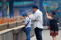 HONG KONG, Kowloon, Wong Tai Sin Temple, worshippers with incense sticks, HK1173JPL