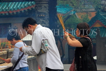 HONG KONG, Kowloon, Wong Tai Sin Temple, worshippers with incense sticks, HK1174JPL