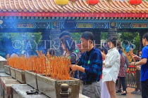 HONG KONG, Kowloon, Wong Tai Sin Temple, worshippers with incense sticks, HK1178JPL