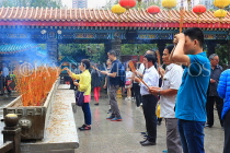 HONG KONG, Kowloon, Wong Tai Sin Temple, worshippers with incense sticks, HK1180JPL