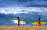 Hawaiian Islands, OAHU, Waikiki Beach, surfers walking, HAW2122JPL