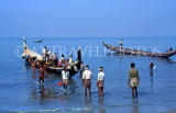 INDIA, South India, Kerala, COCHIN, fishermen bringing in their catch, IND1182JPL