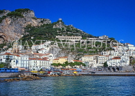 ITALY, Campania, Amalfi Coast, AMALFI, town against mountain backdrop, ITL995JPL