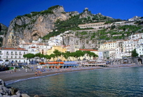 ITALY, Campania, Amalfi Coast, AMALFI, town and beach against mountain backdrop, ITL1187JPL