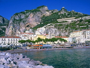 ITALY, Campania, Amalfi Coast, AMALFI, town view, mountain backdrop and beach, ITL996JPL