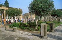 ITALY, Campania, POMPEII, Roman Courtyard ruins, and tourists, ITL1082JPL