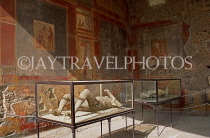 ITALY, Campania, POMPEII, Roman House frescoes and Lava dust covered bodies (replica), ITL1072JPL