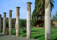 ITALY, Campania, POMPEII, Roman house, courtyard columns, ITL1081JPL
