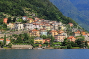 ITALY, Lombardy, LAKE COMO, lakeside scenery, and hillside houses, ITL2301JPL