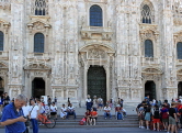 ITALY, Lombardy, MILAN, The Duomo (Cathedral) entrance and visitors, ITL1962JPL