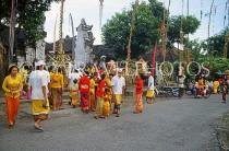 Indonesia, BALI, worshippers in ritual attire and offerings, outside a temple, BAL1340JPL
