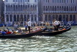 Italy, VENICE, Grand Canal, Gondola 'serenade', Gondolas with tourists, VEN1811JPL