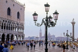 Italy, VENICE, St Mark's Sq, Doge's Palace and street lamp, early morning, ITL1851JPL