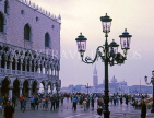 Italy, VENICE, St Mark's Square, Doge's Palace and street lamp, early morning, ITL1783JPL