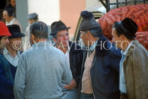 MADEIRA, Funchal Market, farmers chatting, MAD1083JPL