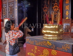 MALAYSIA, Melacca, Cheng Hoon Teng temple, and worshipper with joss sticks, MSA612JPL